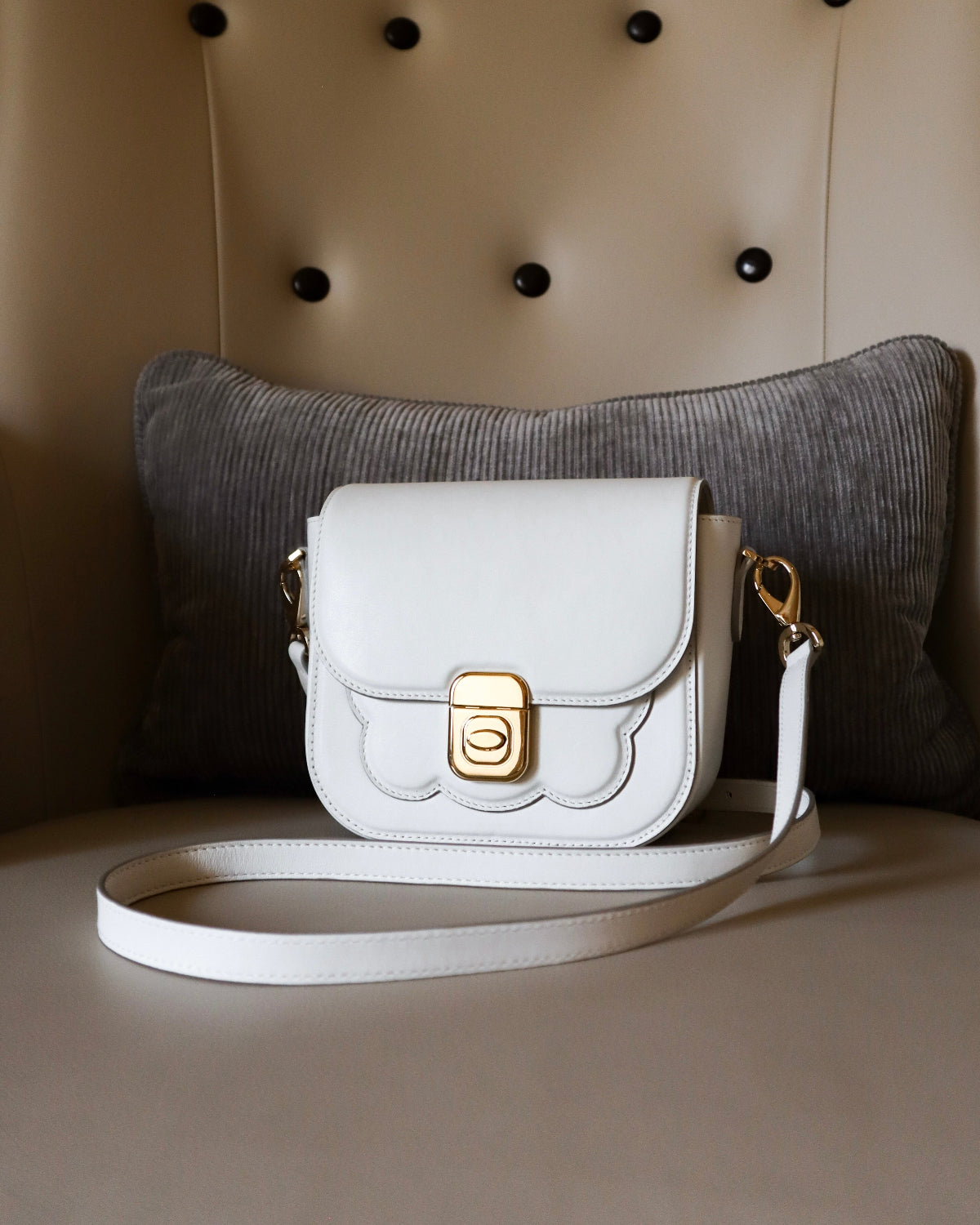 Biscuit Bag – Elegant calf leather handbag with scalloped compartment, button closure, and removable shoulder strap, handcrafted in Italy. French design, Italian made.