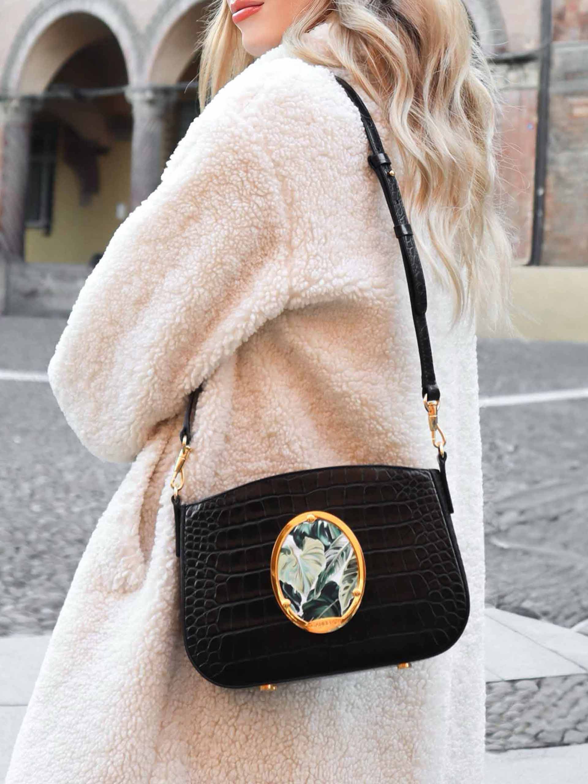 Gamberini Bag. Premium Italian calfskin leather. 18K gold-plated oval accessory. Timeless Italian elegance.