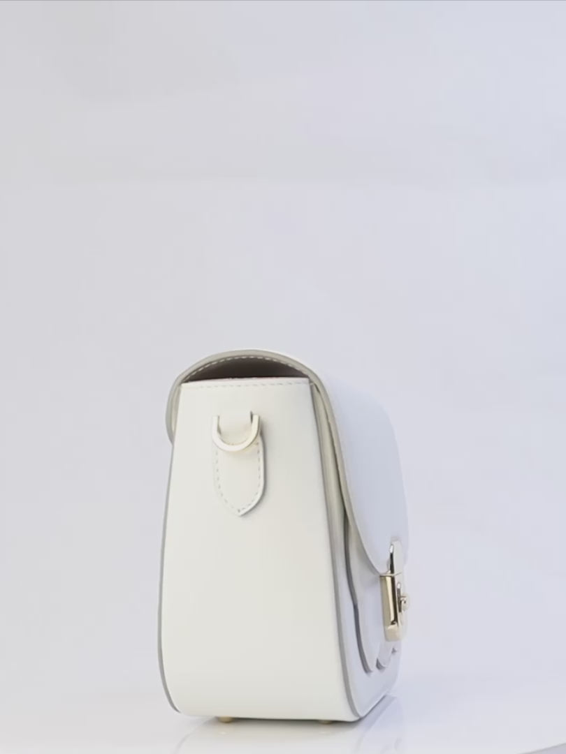 Biscuit Bag – Elegant calf leather handbag with scalloped compartment, button closure, and removable shoulder strap, handcrafted in Italy. French design, Italian made.