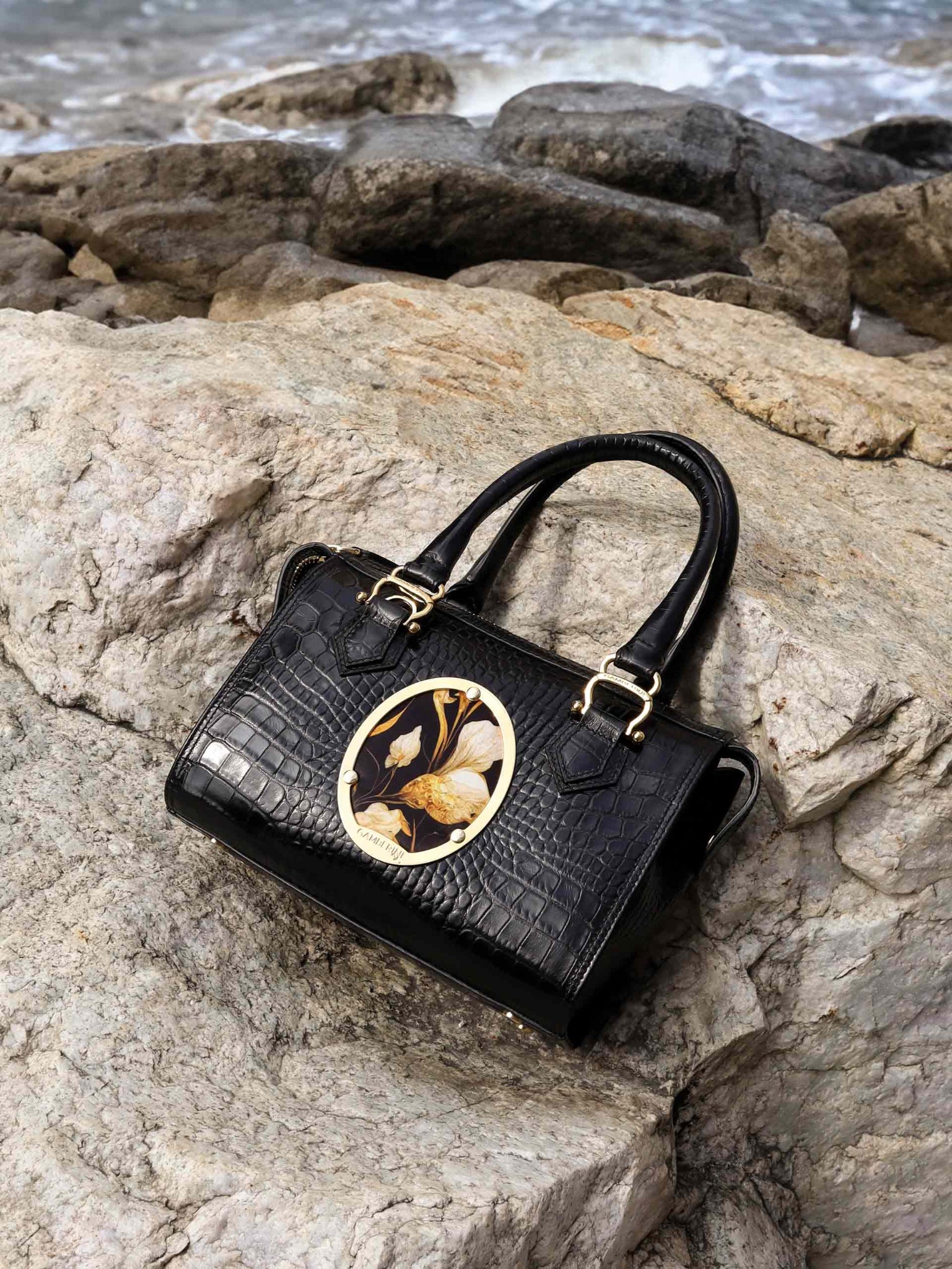 Exceptional Artisanal Craftsmanship – Made in Italy. The excellence of Italian craftsmanship. This luxury Italian leather handbag is a true statement piece, offering timeless style with distinctive, handcrafted features that make it truly unique.Exceptional Artisanal Craftsmanship – Made in Italy. The excellence of Italian craftsmanship. This luxury Italian leather handbag is a true statement piece, offering timeless style with distinctive, handcrafted features that make it truly unique.