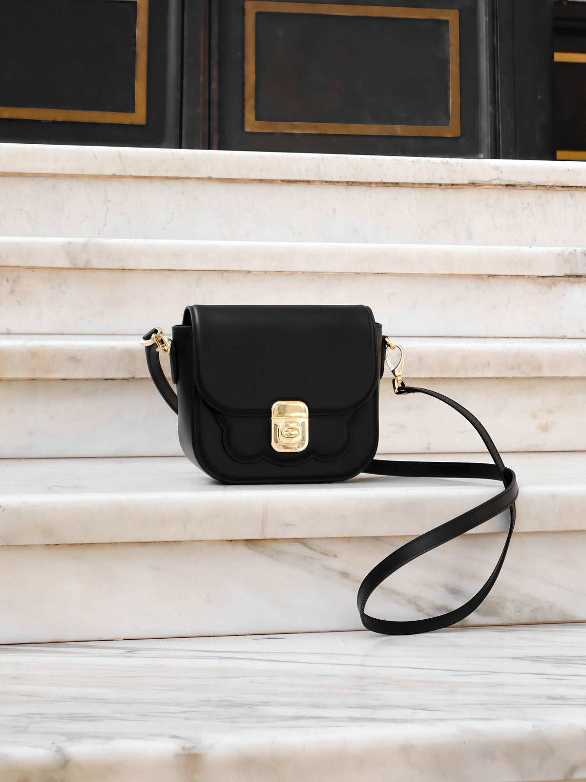 Biscuit Bag – Elegant calf leather handbag with scalloped compartment, button closure, and removable shoulder strap, handcrafted in Italy. French design, Italian made.