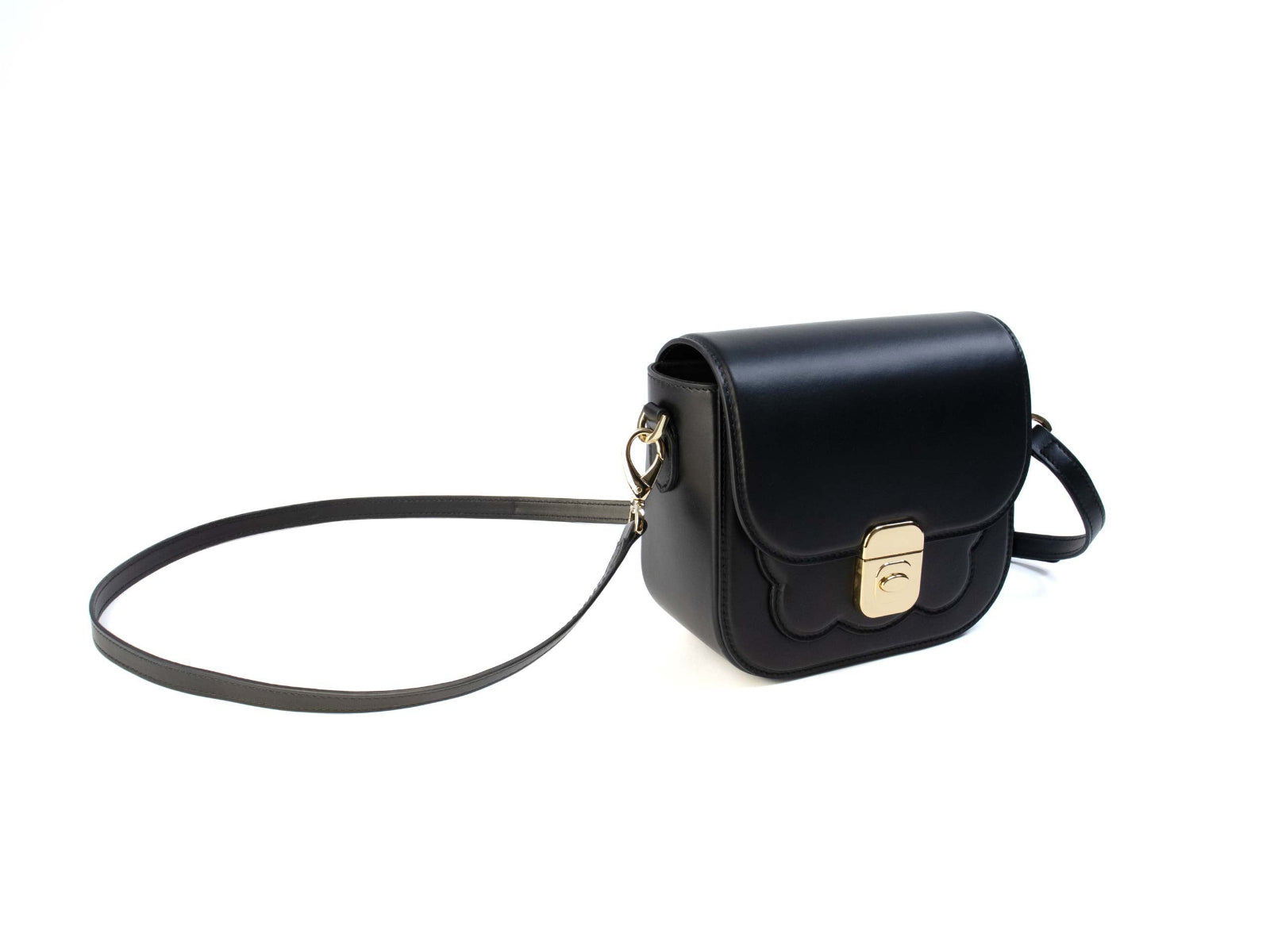 Biscuit Bag – Elegant calf leather handbag with scalloped compartment, button closure, and removable shoulder strap, handcrafted in Italy. French design, Italian made.