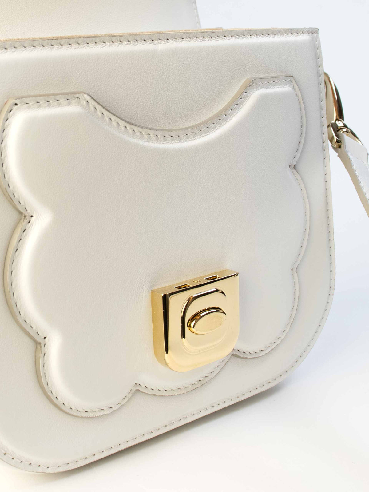 Biscuit Bag – Elegant calf leather handbag with scalloped compartment, button closure, and removable shoulder strap, handcrafted in Italy. French design, Italian made.
