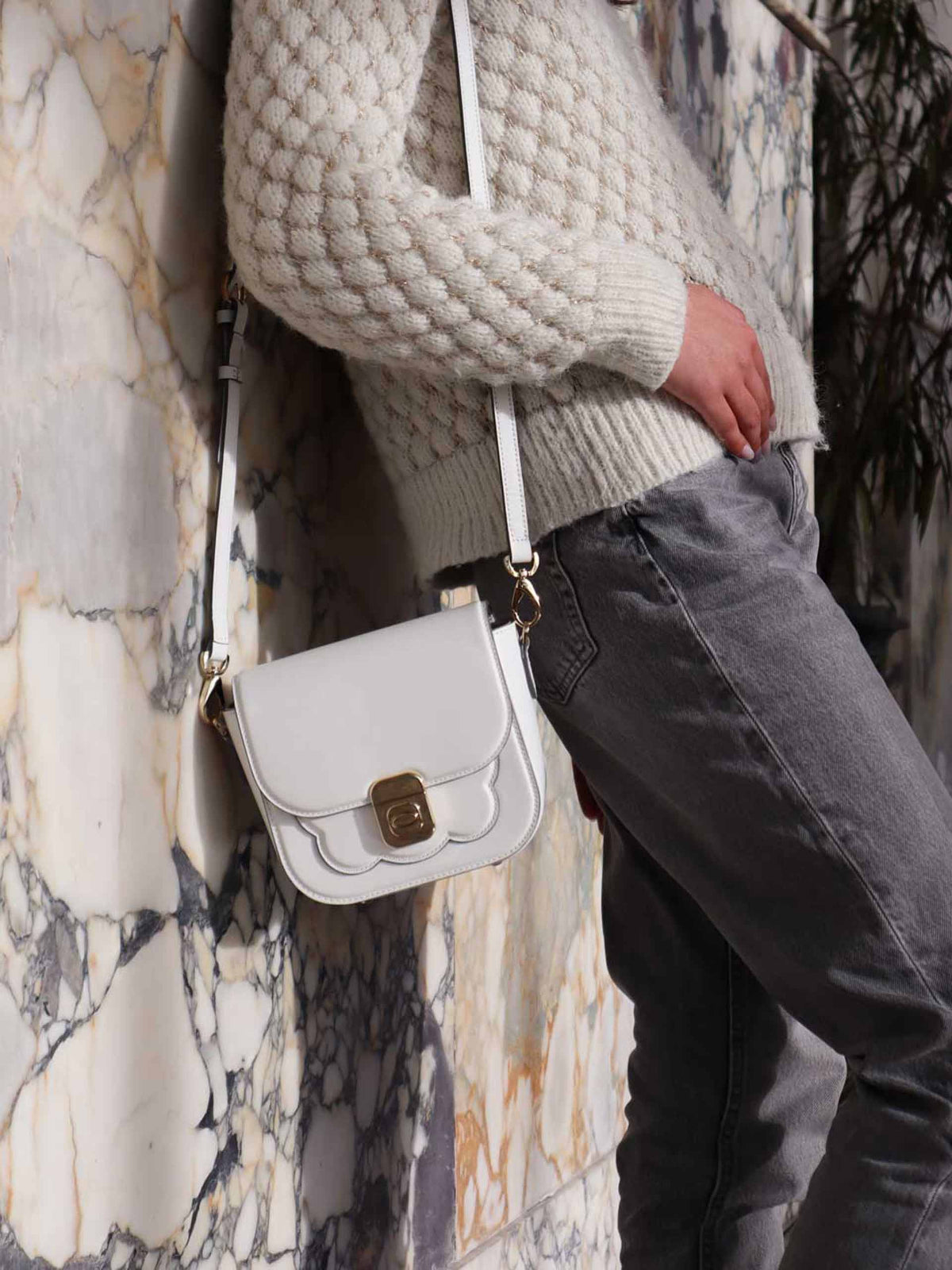 Biscuit Bag – Elegant calf leather handbag with scalloped compartment, button closure, and removable shoulder strap, handcrafted in Italy. French design, Italian made.
