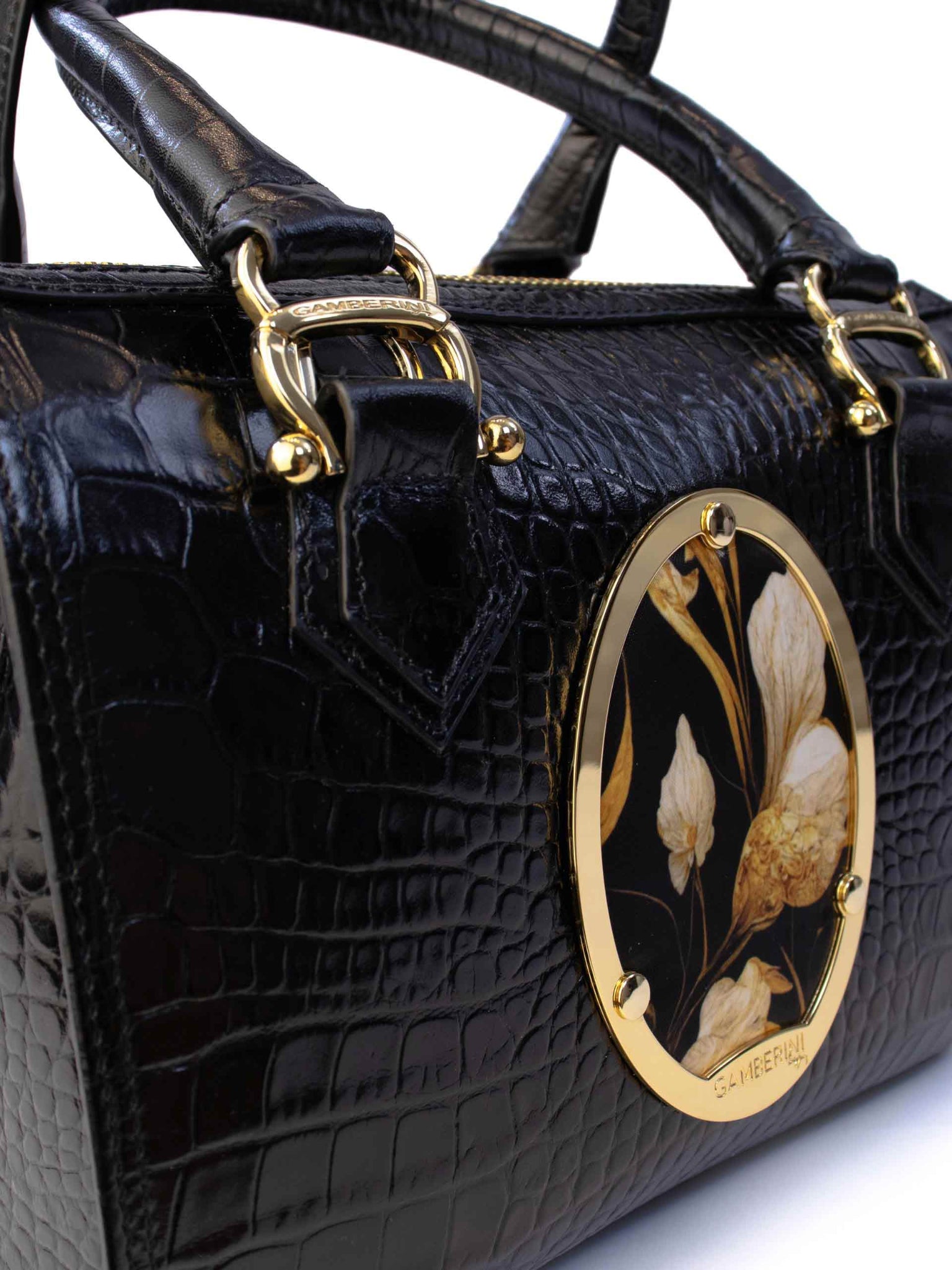 Exceptional Artisanal Craftsmanship – Made in Italy. The excellence of Italian craftsmanship. This luxury Italian leather handbag is a true statement piece, offering timeless style with distinctive, handcrafted features that make it truly unique.