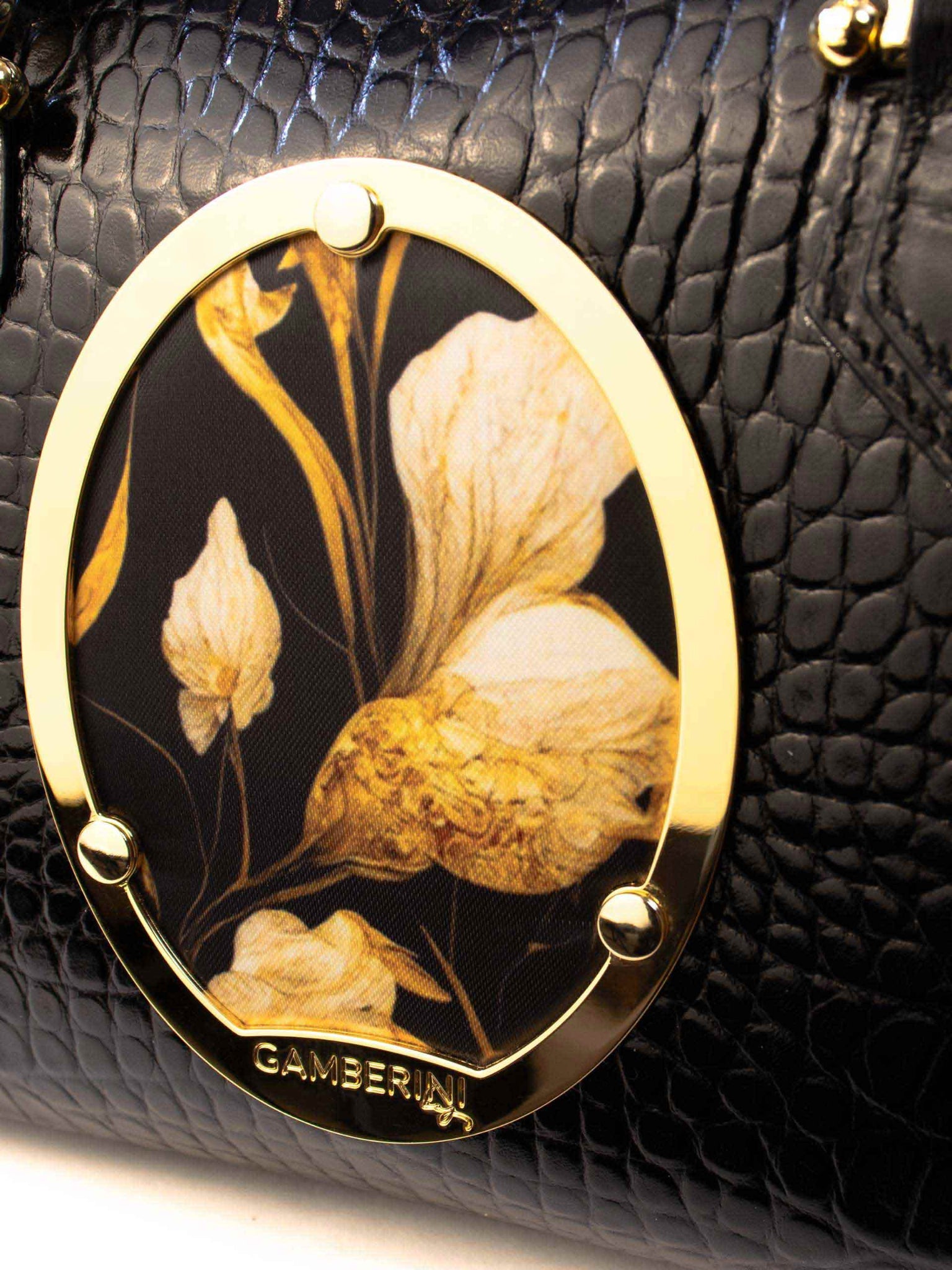 Exceptional Artisanal Craftsmanship – Made in Italy. The excellence of Italian craftsmanship. This luxury Italian leather handbag is a true statement piece, offering timeless style with distinctive, handcrafted features that make it truly unique.