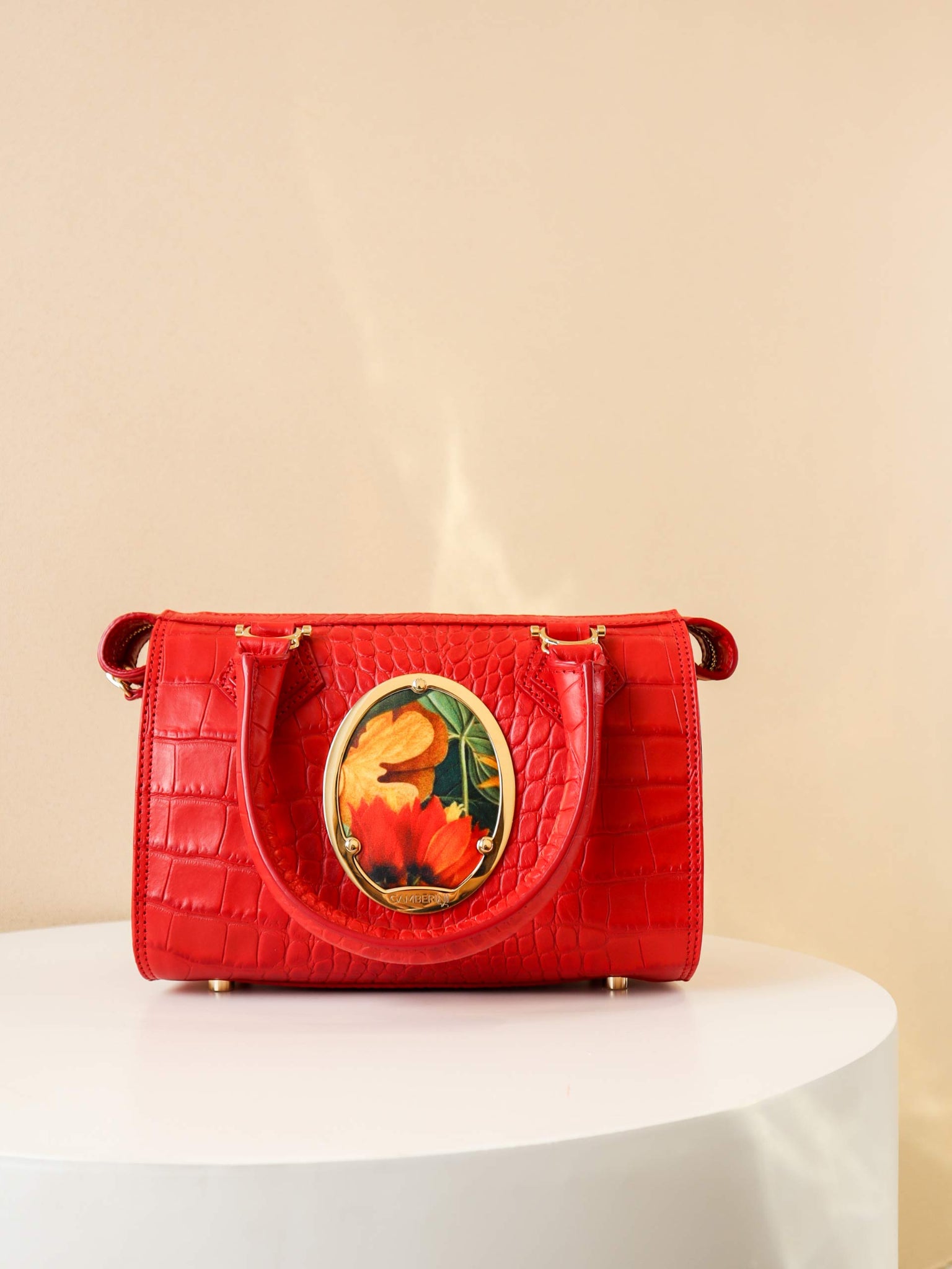 Exceptional Artisanal Craftsmanship – Made in Italy.  This luxury leather Italian made handbag is a true statement piece, offering timeless style with distinctive, handcrafted features that make it truly unique. 