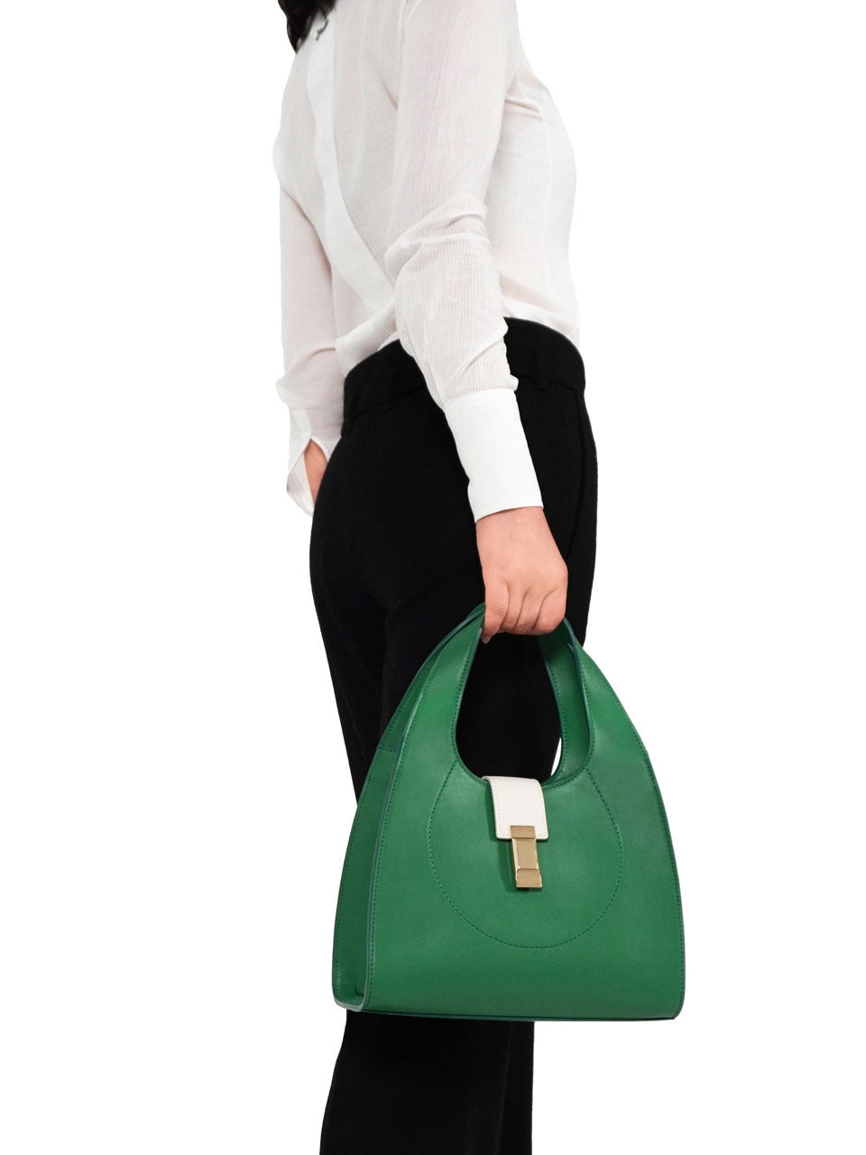 Jolie Bag – Handmade Italian leather handbag with elegant architectural design, featuring a magnetic closure, exclusive flap accessory, and metal feet for durability. Can be carried by hand or worn over the shoulder.