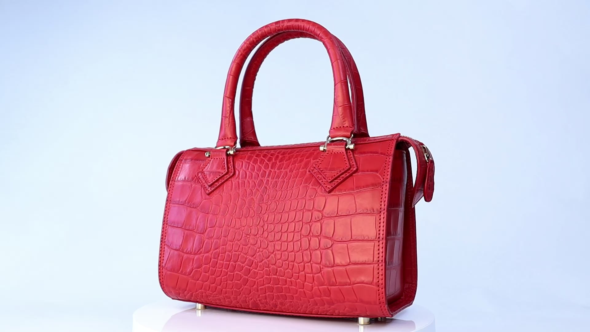 Exceptional Artisanal Craftsmanship – Made in Italy.  This luxury leather Italian made handbag is a true statement piece, offering timeless style with distinctive, handcrafted features that make it truly unique. 